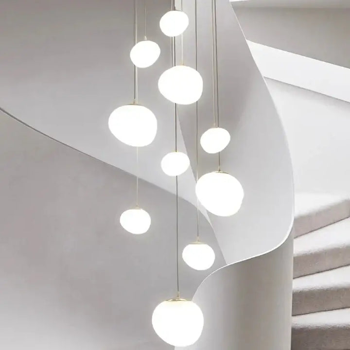 suspension luminaire blanche pour escalier sur plusieurs étages

