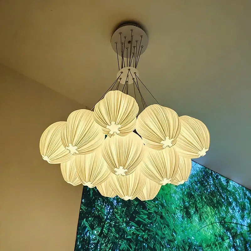 Suspension luminaire blanche en forme de bouquet de fleurs