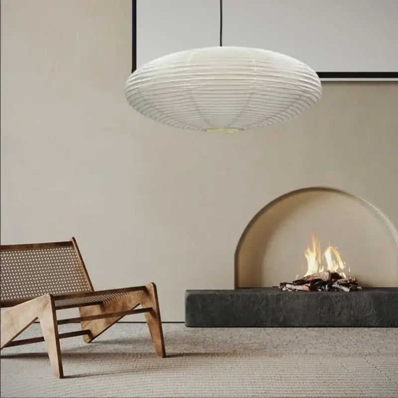 Suspension luminaire blanche de forme ovale au design minimaliste

