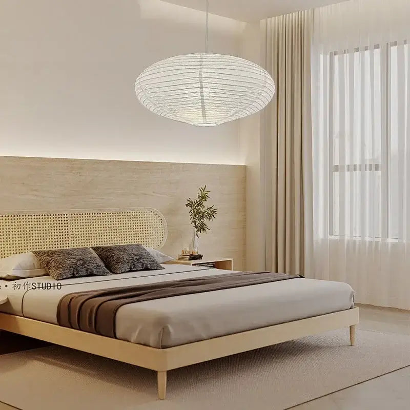 Suspension luminaire blanche de forme ovale au design minimaliste

