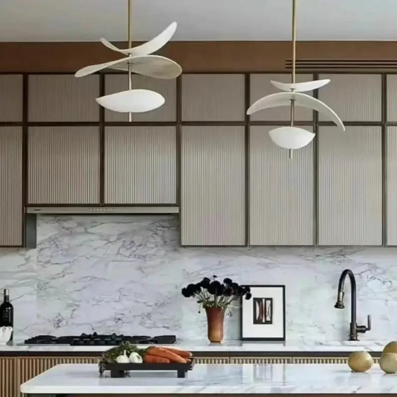 Suspension luminaire blanche en forme de pétale moderne chic