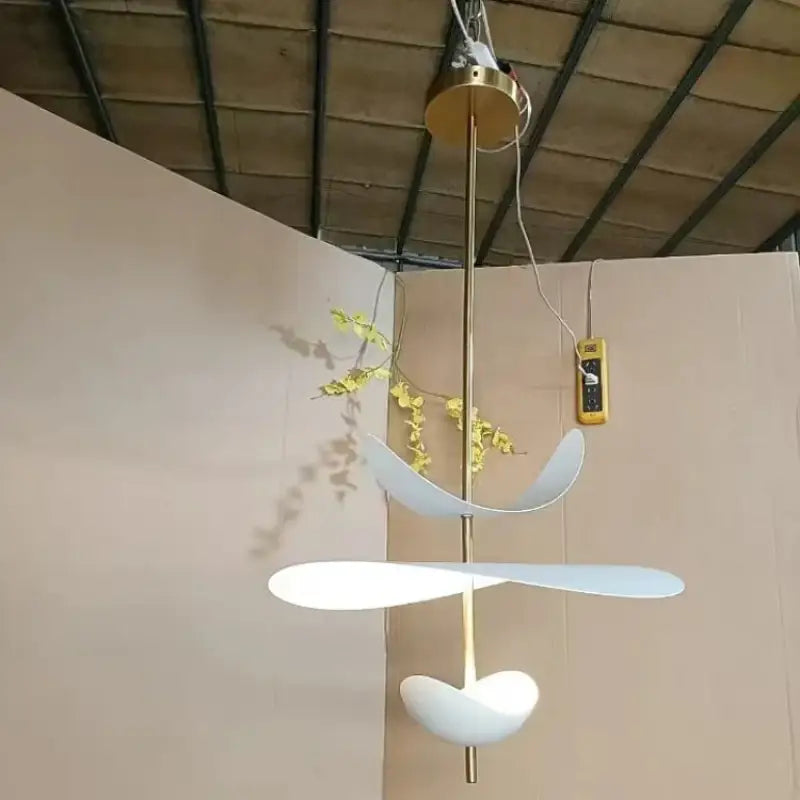 Suspension luminaire blanche en forme de pétale moderne chic