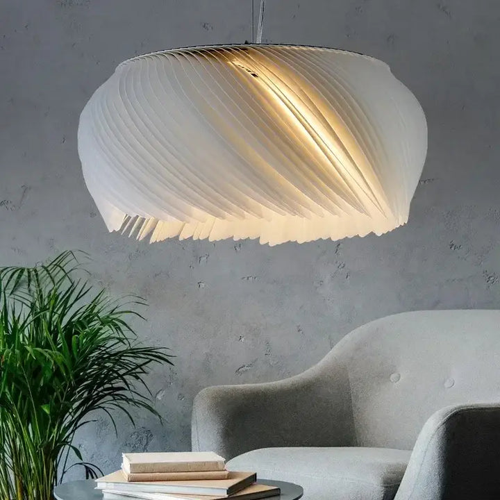 Suspension luminaire blanche plissée design moderne


