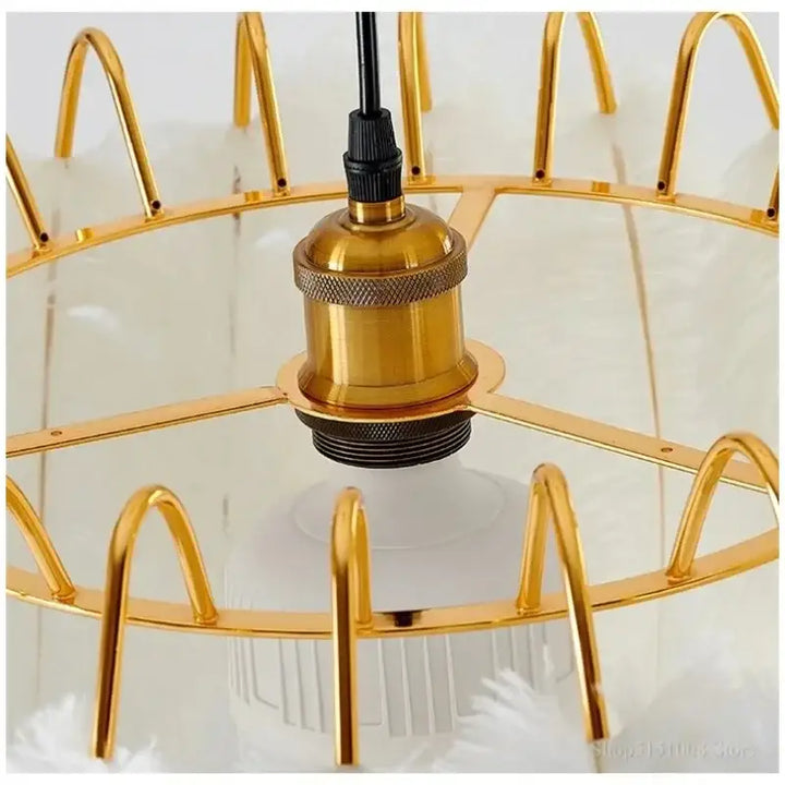 Suspension blanche à plumes style art déco élégance