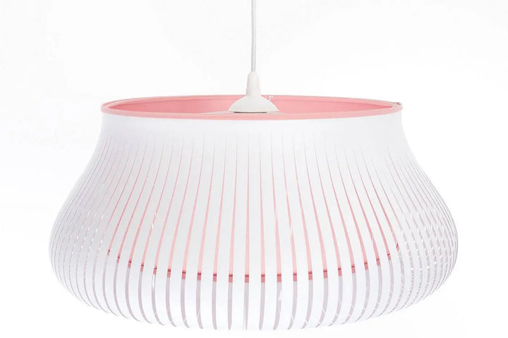 Suspension luminaire oblo avec extérieur blanc nervuré et intérieur rose doux pour un éclairage moderne