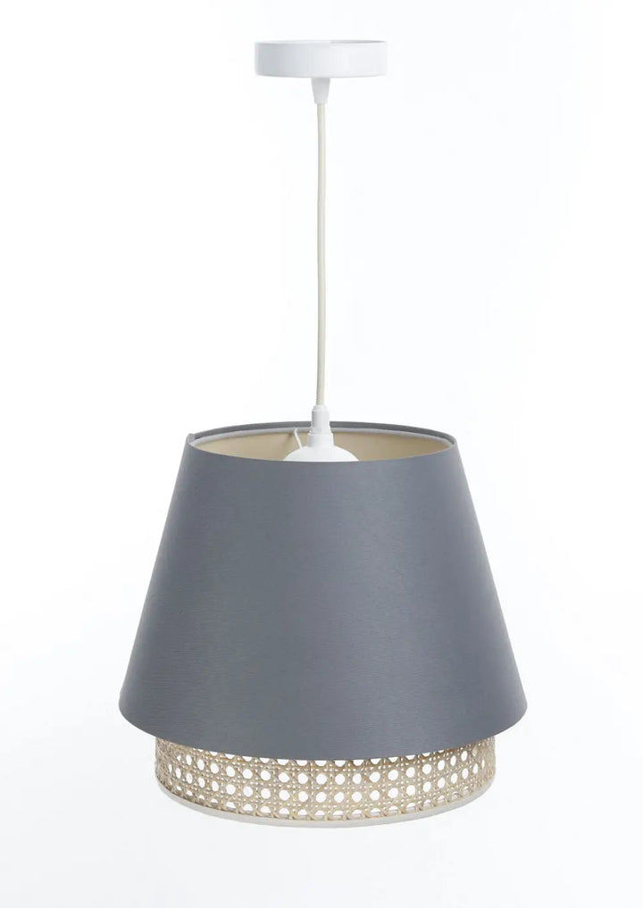 Suspension luminaire bleu gris avec abat-jour conique en rotin tressé et fixation plafond blanche