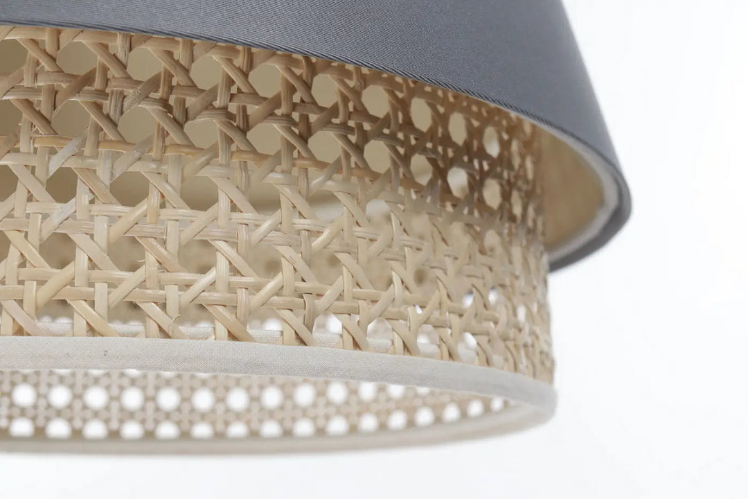 Suspension luminaire sensei rattan en rattan tressé beige avec dessus en tissu bleu gris et bordure blanche