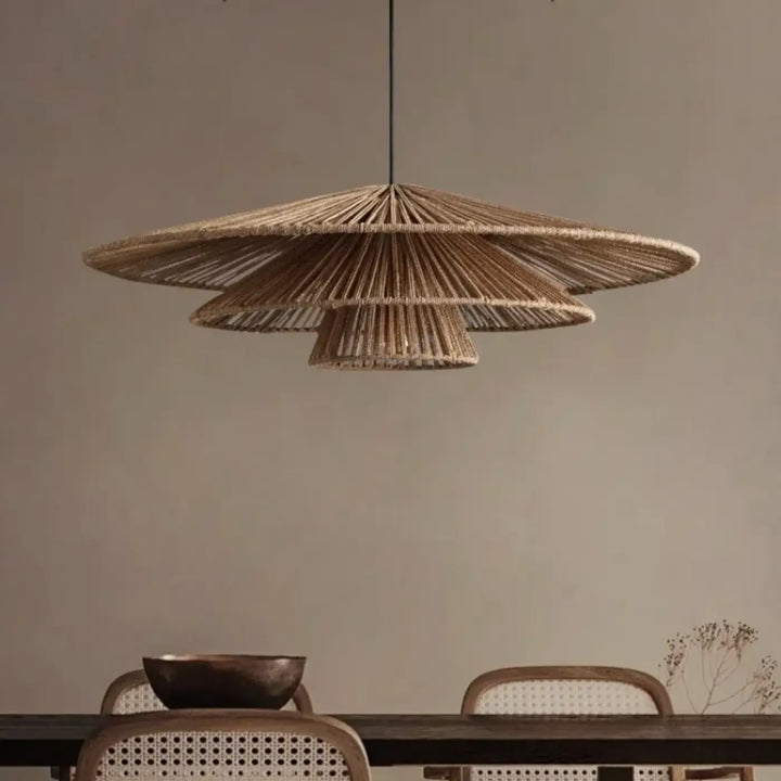 Suspension luminaire bohème en rotin tressé forme éventail chic