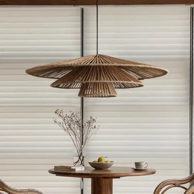 Suspension luminaire bohème en rotin tressé forme éventail chic