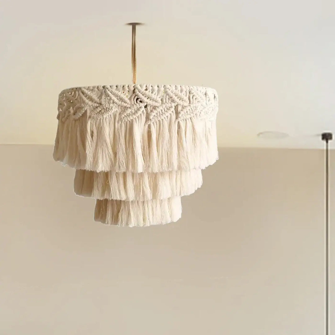 Suspension luminaire hasley en macramé crème avec franges à étages et tige de suspension finition laiton matières naturelles suspension luminaire bohème