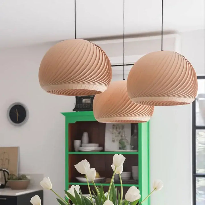 Suspension luminaire en bois clair pour ambiance cosy et naturel