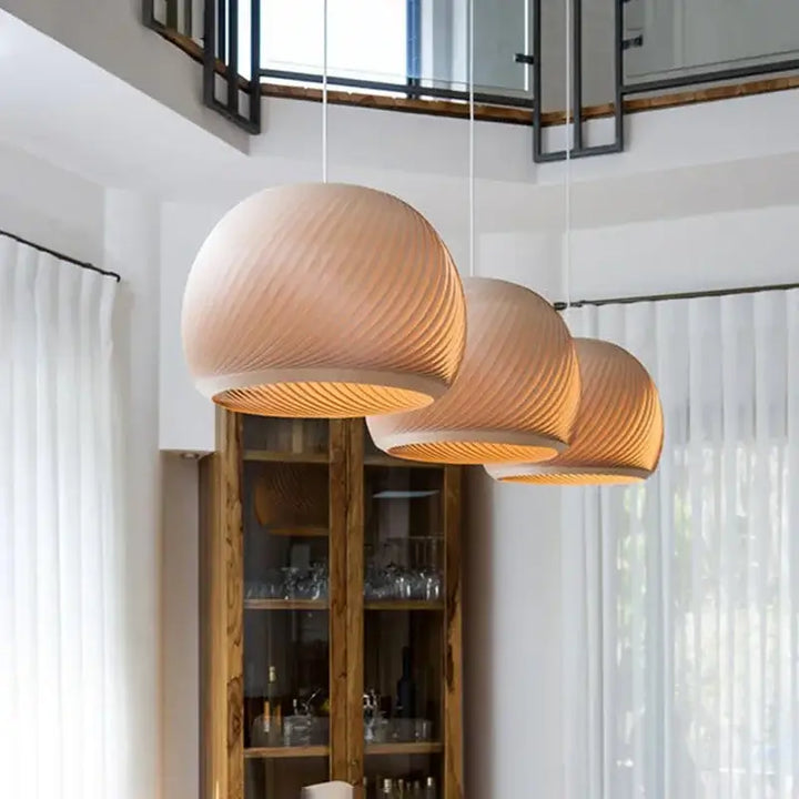 Suspension luminaire en bois clair pour ambiance cosy et naturel