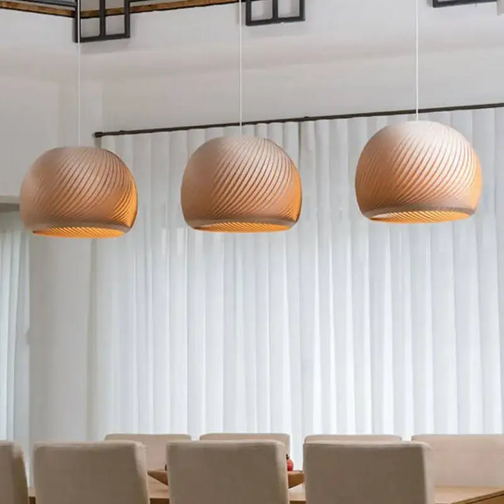 Suspension luminaire en bois clair pour ambiance cosy et naturel