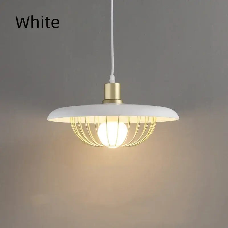 Suspension luminaire en bois et métal doré avec abat-jour rond chic