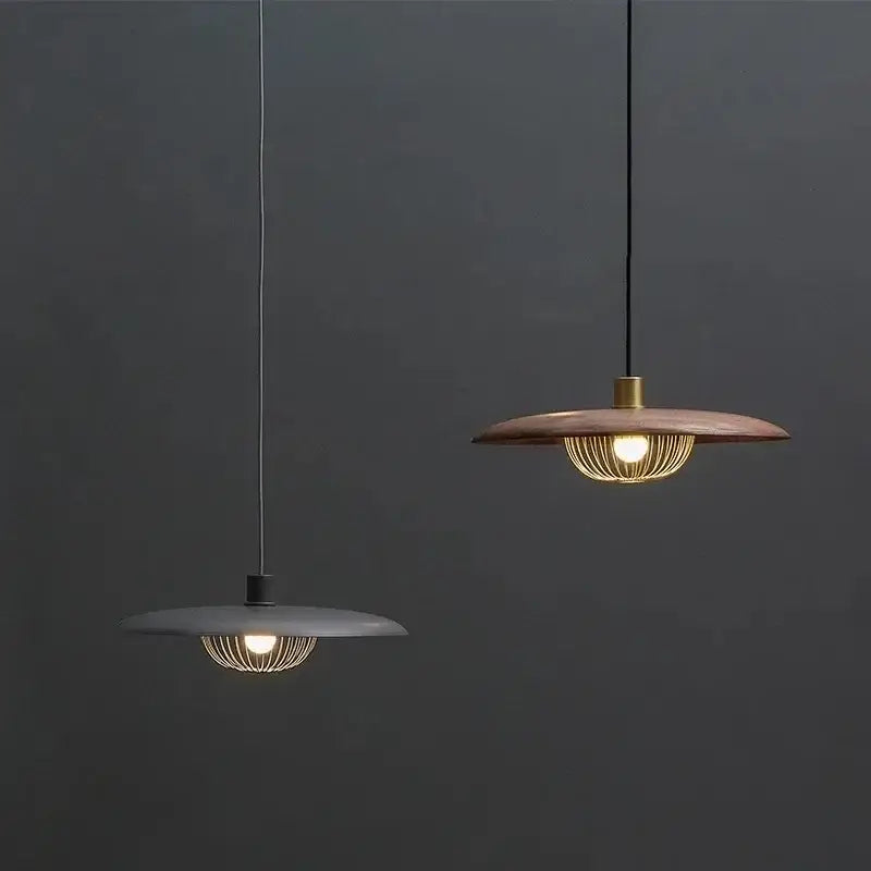Suspension luminaire en bois et métal doré avec abat-jour rond chic