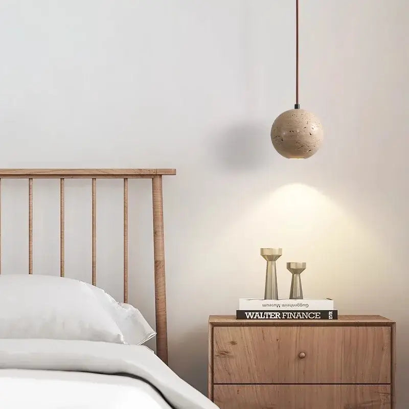 Suspension luminaire boule en pierre beige au style minimaliste