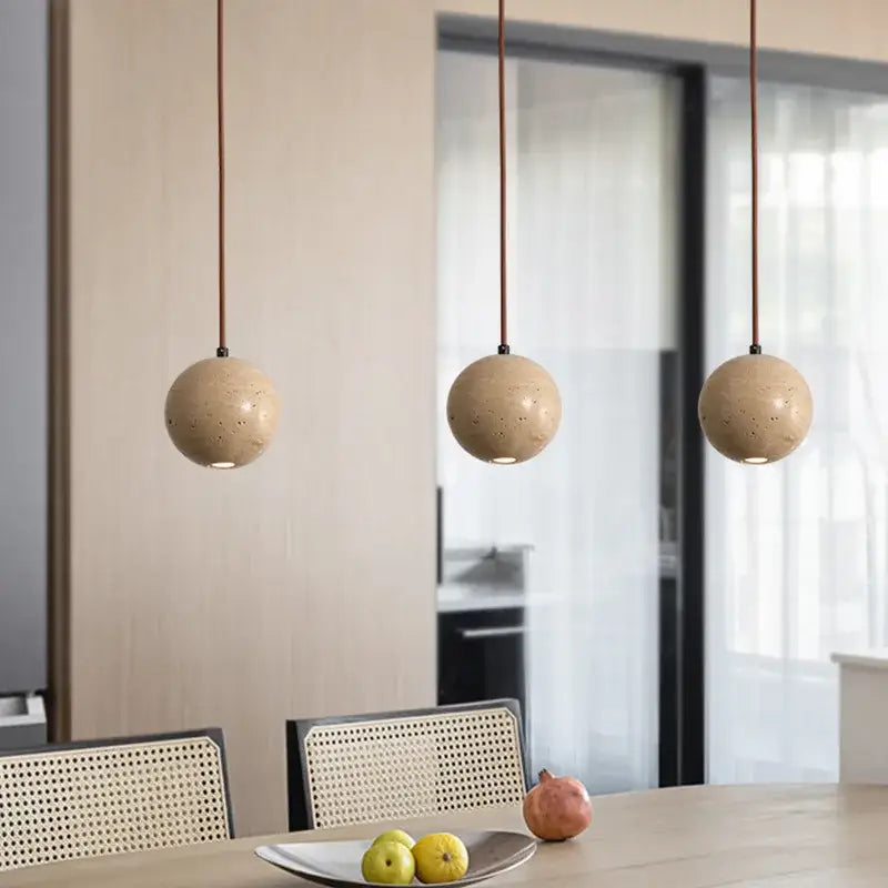 Suspension luminaire boule en pierre beige au style minimaliste