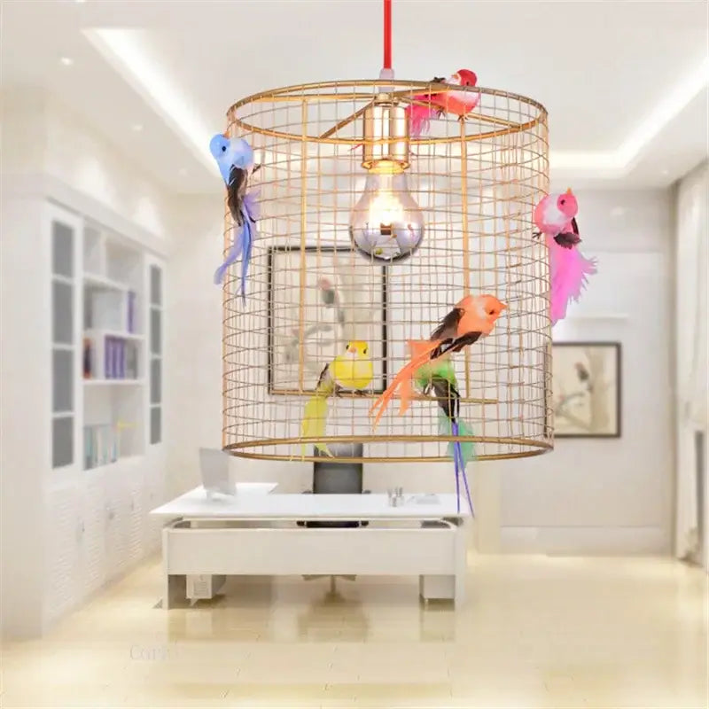 Suspension luminaire cage dorée avec oiseaux décoratifs chic
