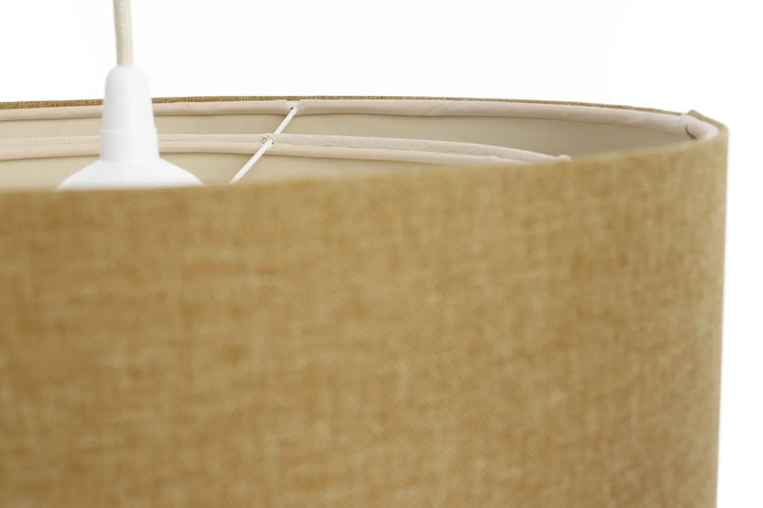 Suspension luminaire caramel du duo boho elegant avec abat-jour cylindrique beige en lin et fixation plastique blanche