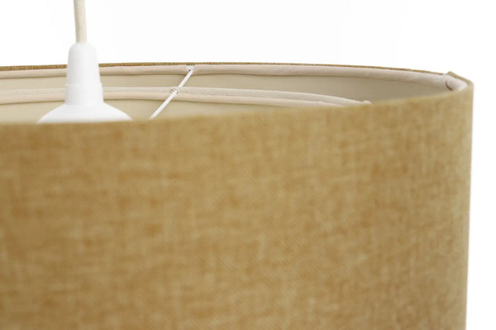 Suspension luminaire caramel du duo boho elegant avec abat-jour cylindrique beige en lin et fixation plastique blanche