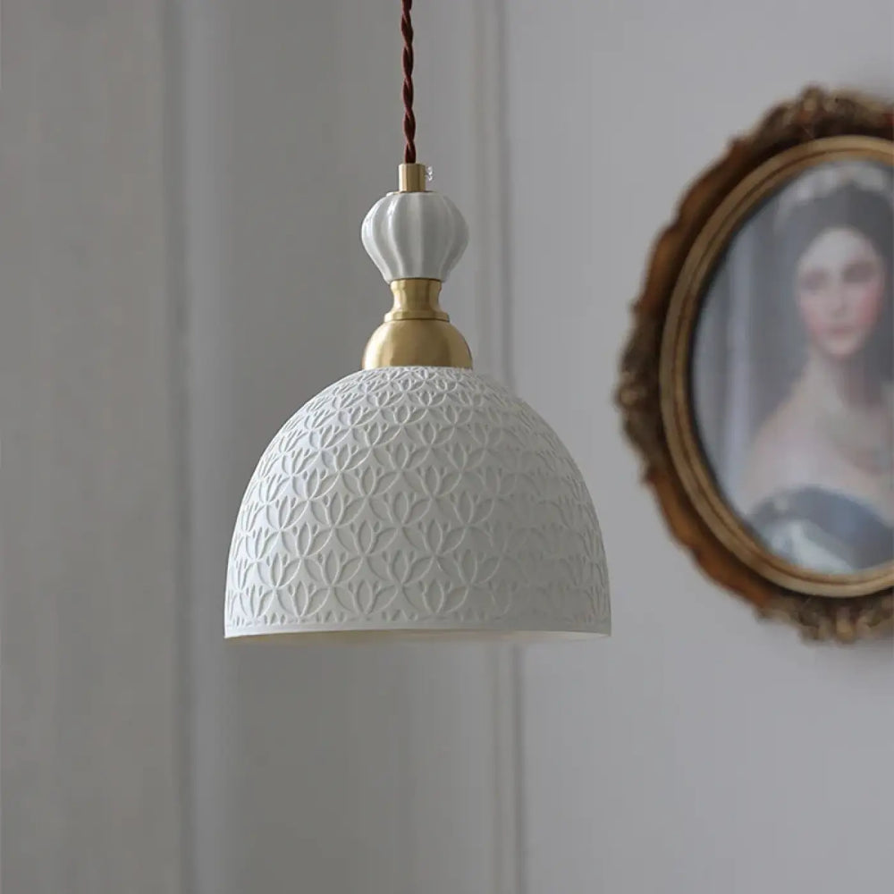 Suspension luminaire jaton en céramique blanche avec dôme à motif floral texturé et accents en laiton charme vintage