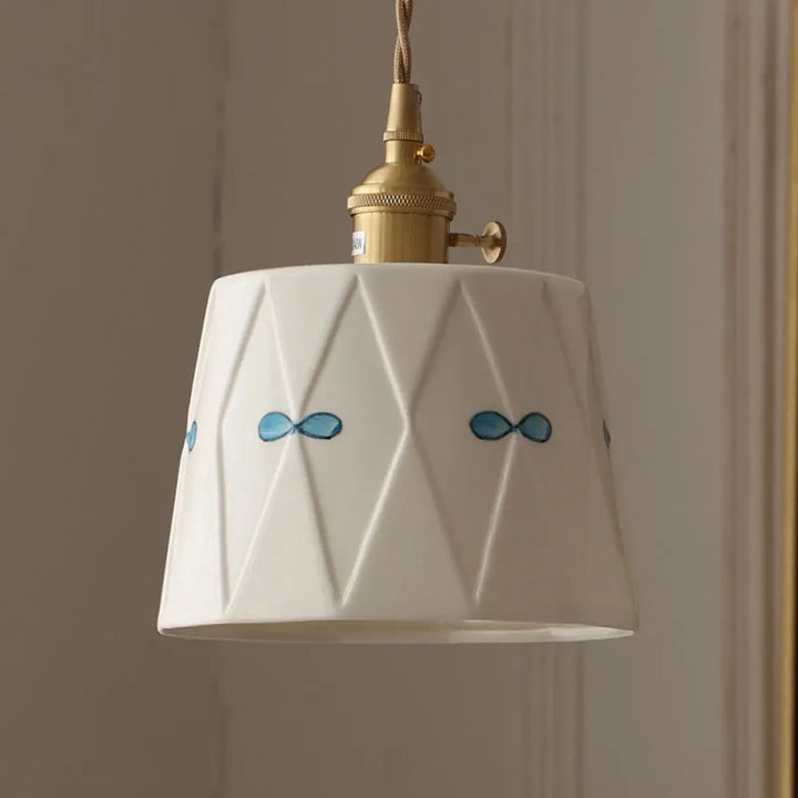 Suspension luminaire en céramique avec finition dorée élégante