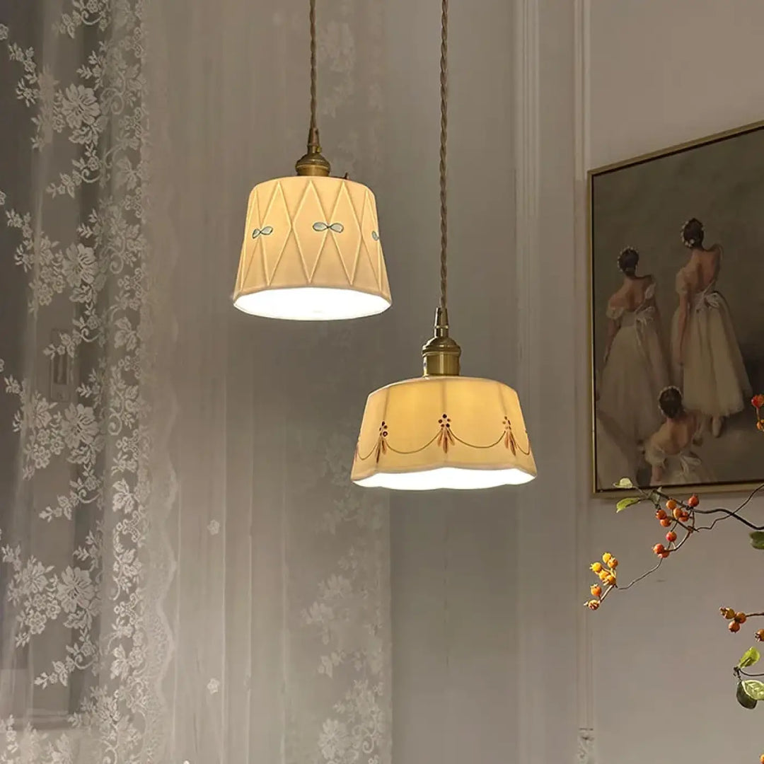 Suspension luminaire en céramique avec finition dorée élégante