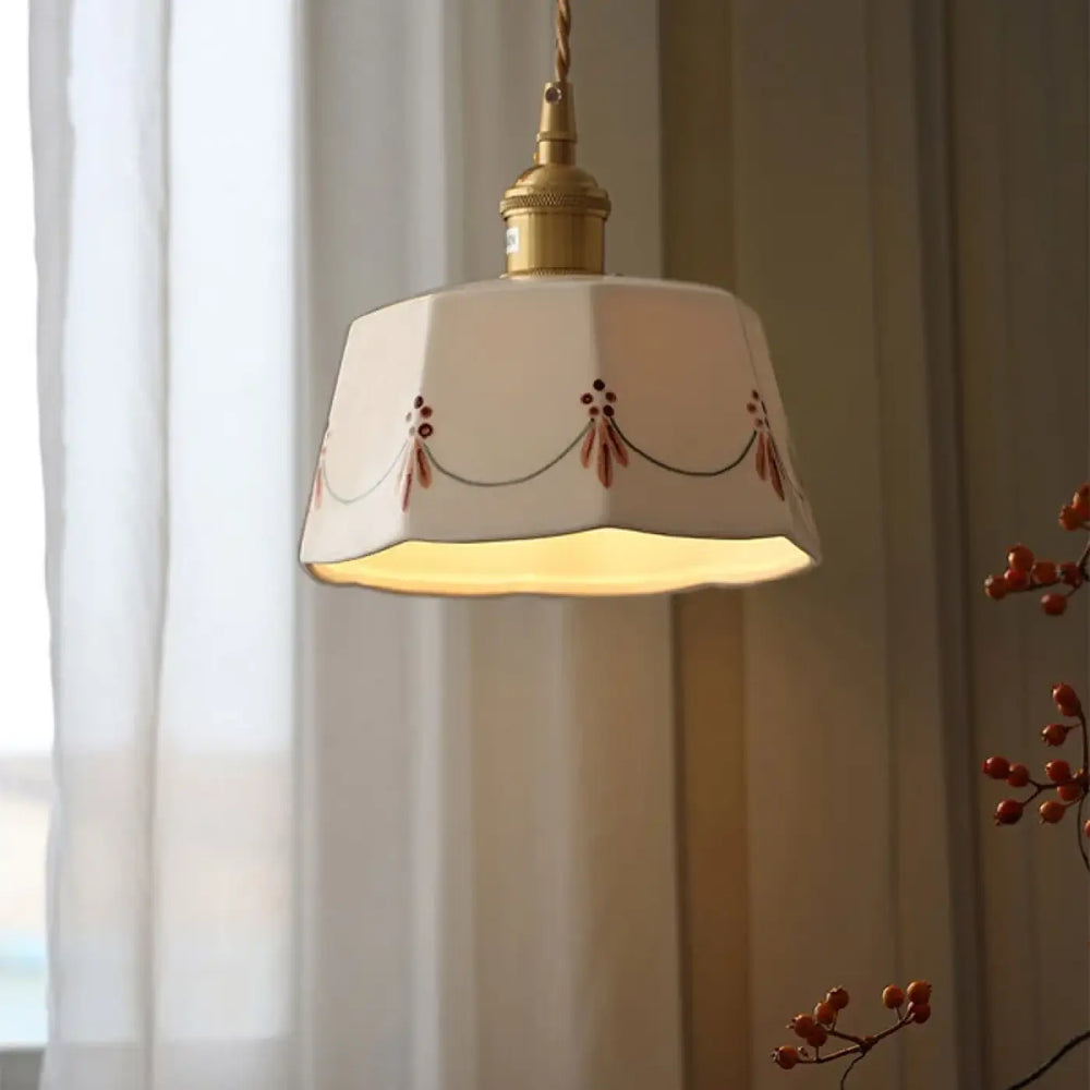 Suspension luminaire en céramique avec finition dorée élégante