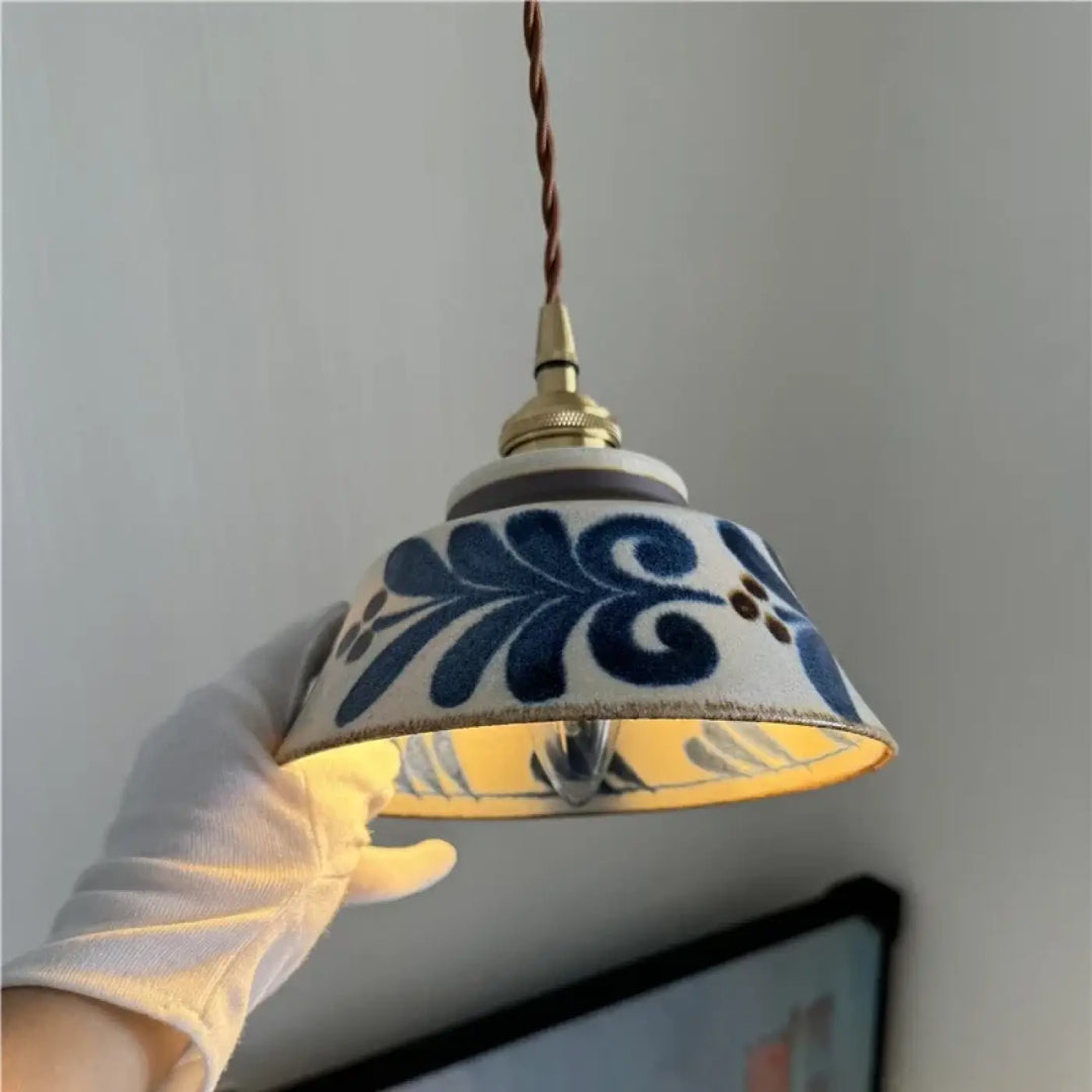 Suspension céramique avec motif floral bleu blanc doré chic