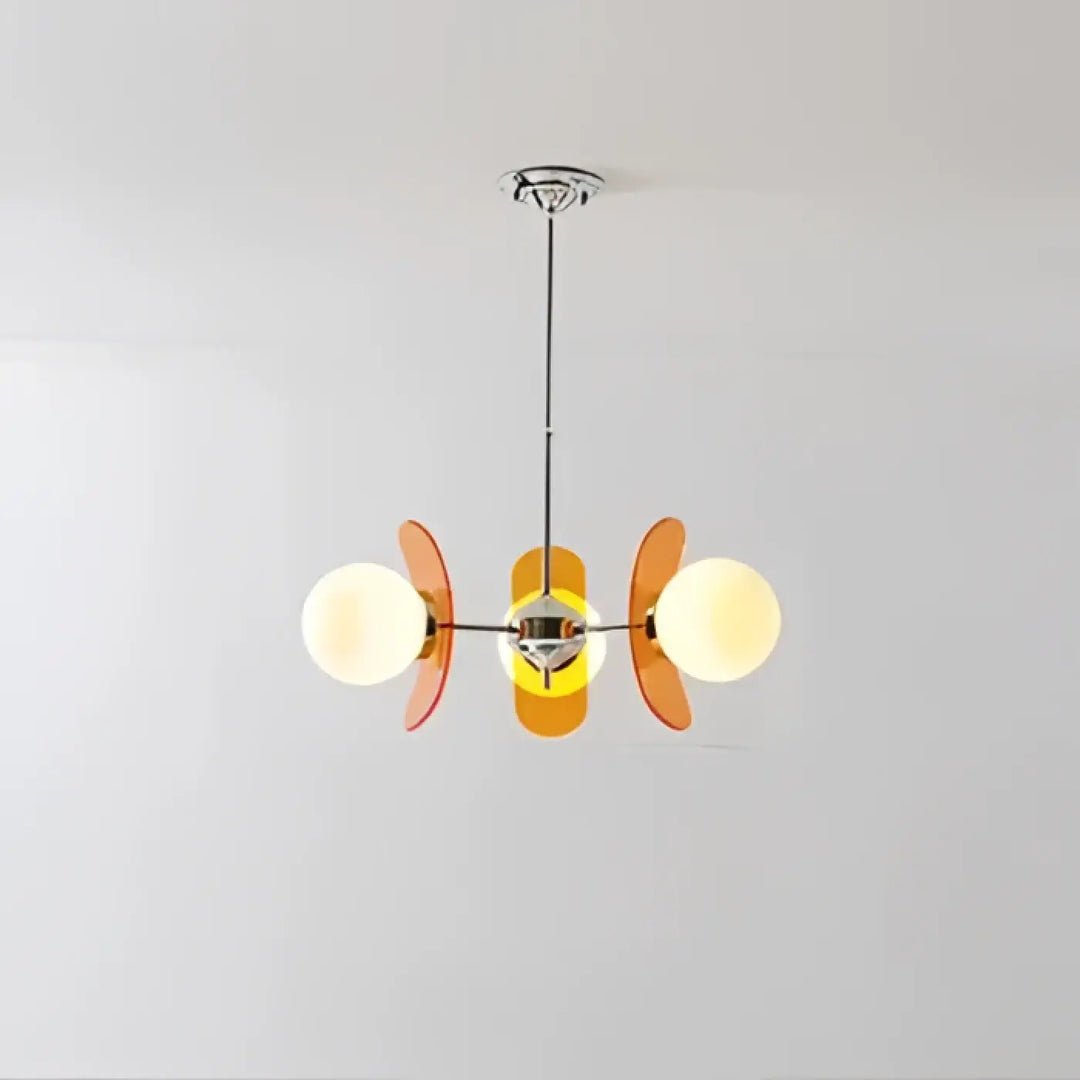 Suspension luminaire melios avec trois ampoules sphériques lumineuses et abat-jour translucides orange et jaune sur fixture chrome