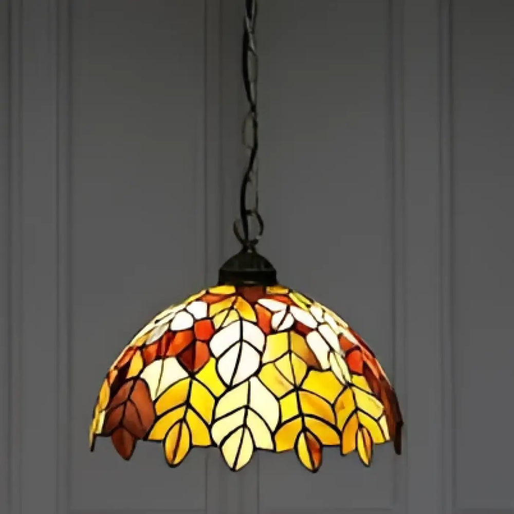 Suspension luminaire tiffany en verre teinté avec motif feuille en teintes chaudes ambre jaune et orange