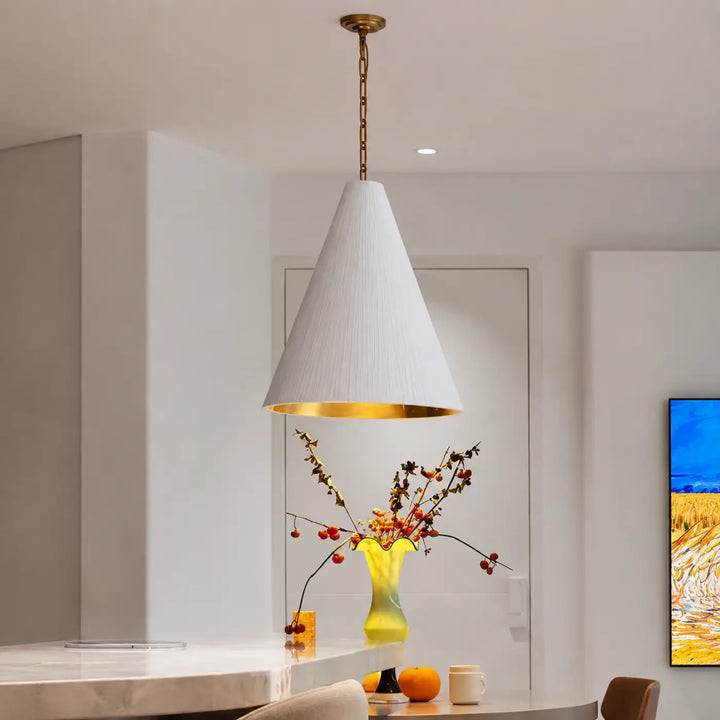 Suspension luminaire conique halia blanc avec intérieur doré et chaîne en laiton pour un luminaire conique design élégant