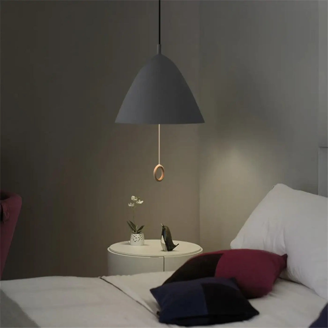 Suspension luminaire conique nouriah en gris mat avec anneau en laiton pour un design minimaliste élégant