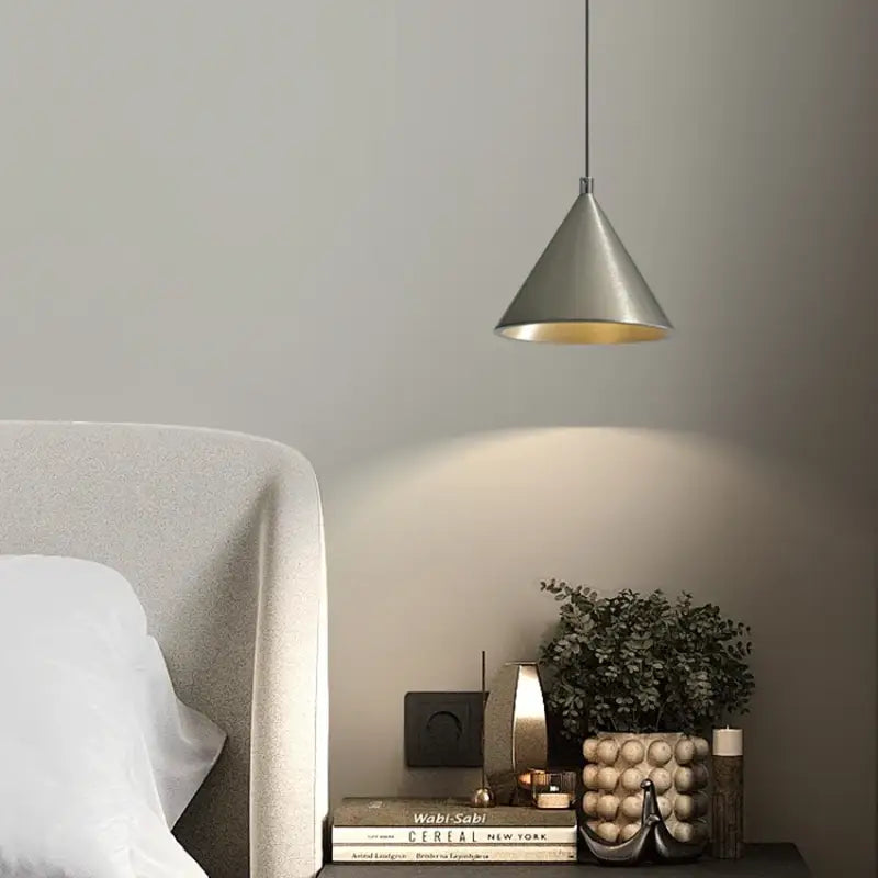 Suspension luminaire conique métal gris intérieur doré design