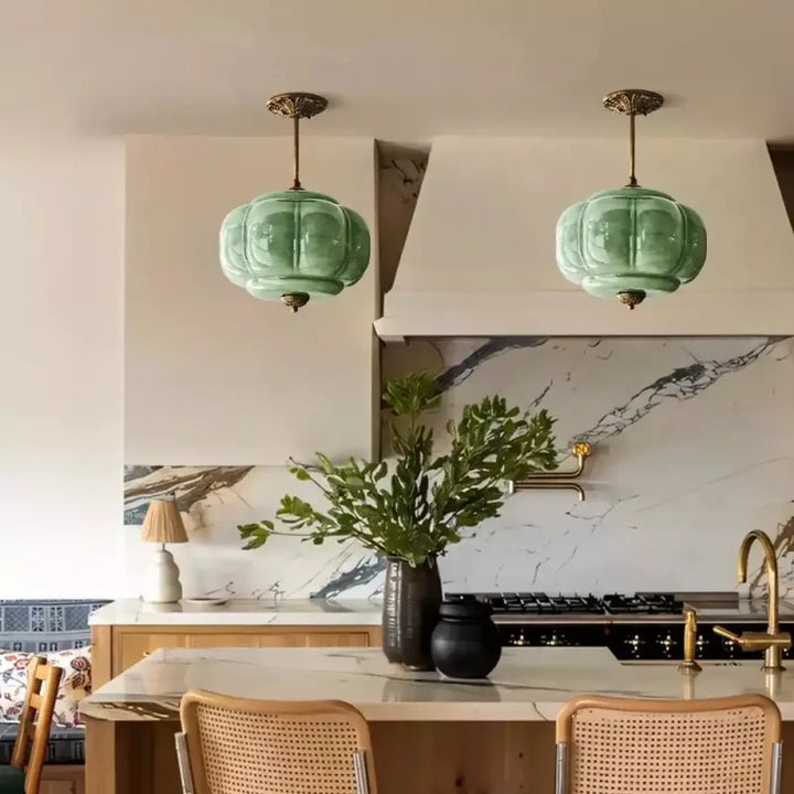 Pair de suspension luminaire contemporaine en verre opale vert menthe avec fixations en laiton cicitrou