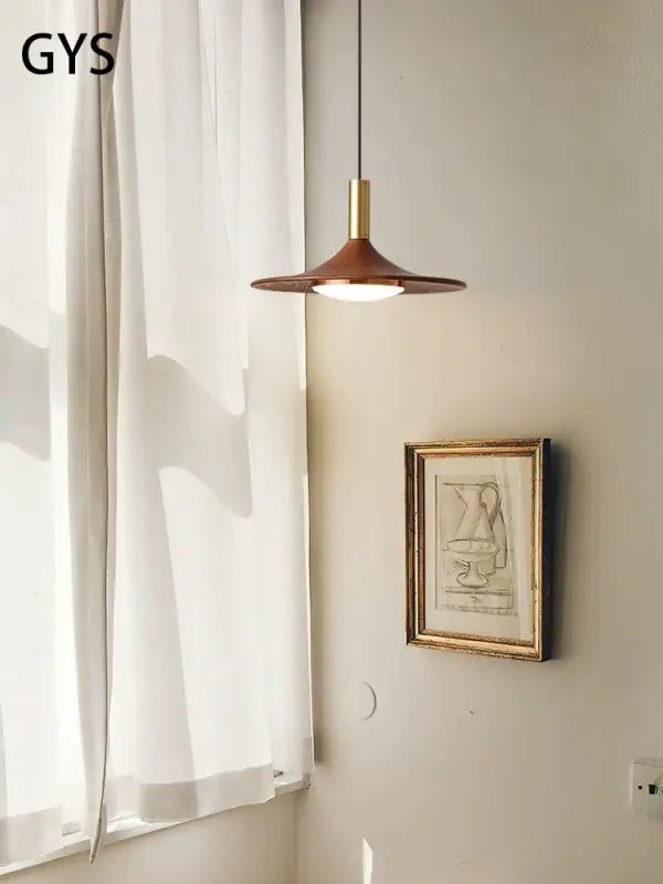 Suspension luminaire contemporaine au design élancé en metal

