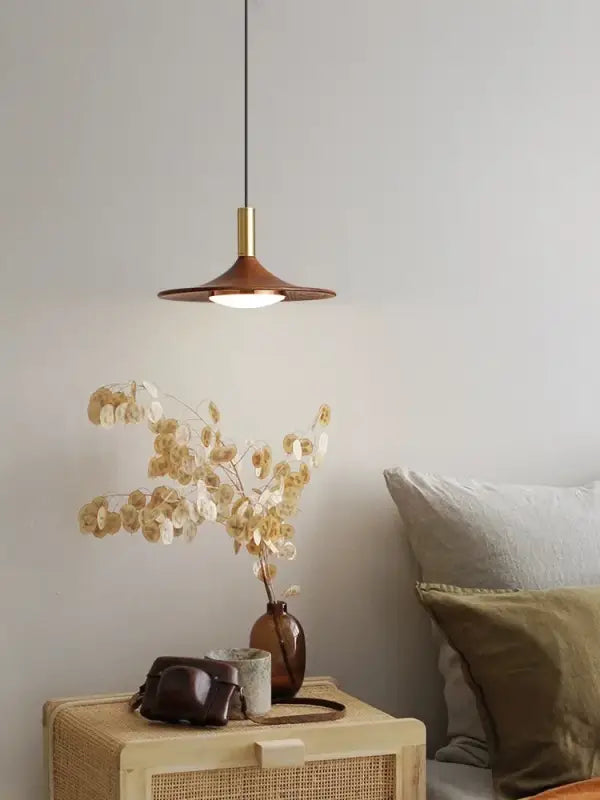 Suspension luminaire contemporaine au design élancé en metal

