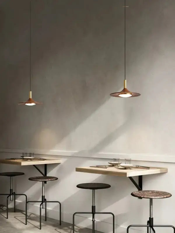 Suspension luminaire contemporaine au design élancé en metal

