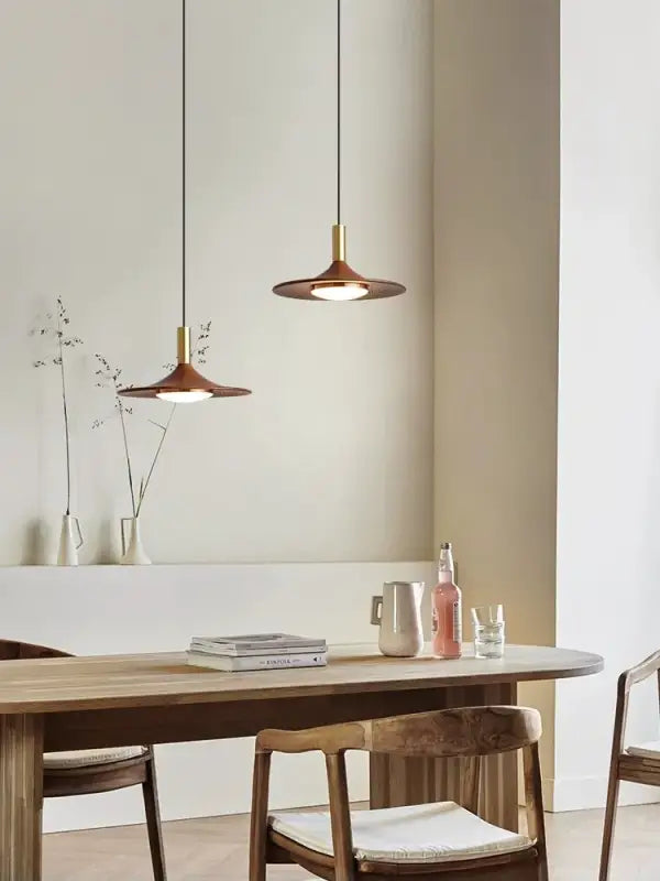 Suspension luminaire contemporaine au design élancé en metal

