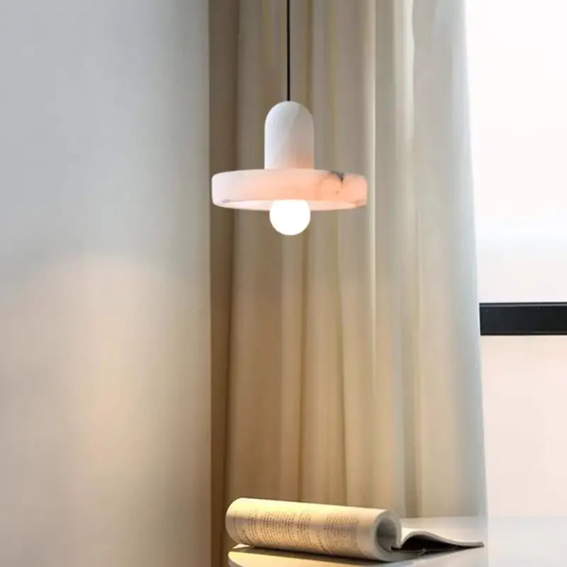 Suspension luminaire contemporaine en pierre marbrée design chic