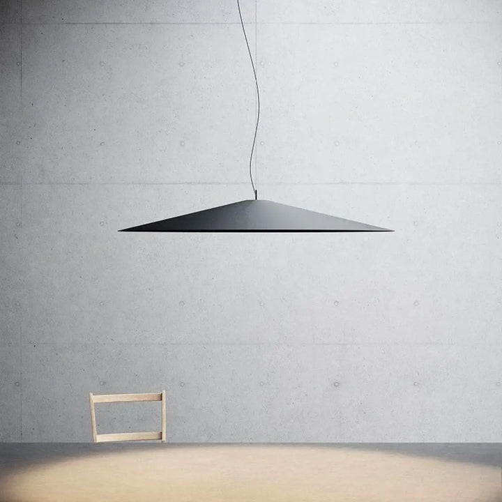 Suspension luminaire minimalist en aluminium noir mat avec forme conique suspendue par un cordon fin
