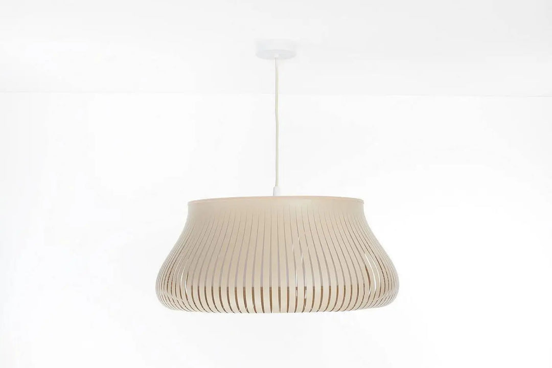 Suspension luminaire oblo crème avec abat-jour beige à lattes verticales pour un éclairage moderne et élégant