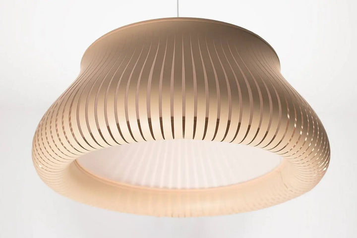 Suspension luminaire oblo en papier côtelé beige diffusant une lumière douce et uniforme crème