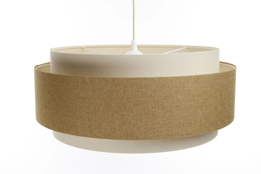 Suspension luminaire doblo boho elegant en tissu tressé caramel avec intérieur blanc permet également un éclairage au-dessus d’une table