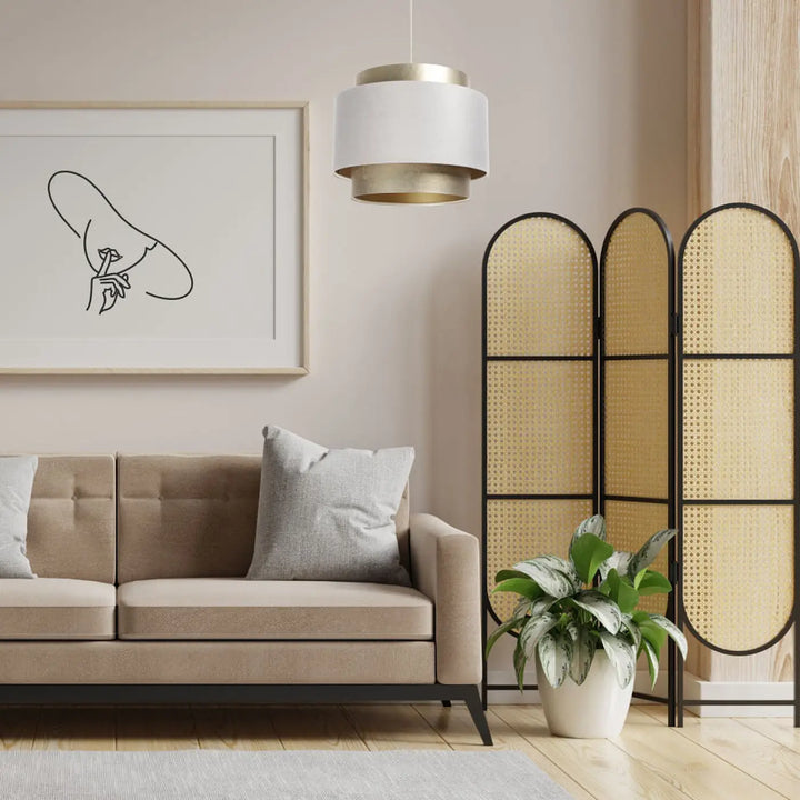 Beige canapé tufté avec pieds en métal noir et coussins gris assortis sous suspension luminaire crème doblò