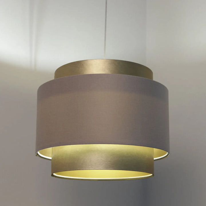 Suspension luminaire doblo avec abat-jour en tissu mat gris crème et bords métalliques dorés élégants