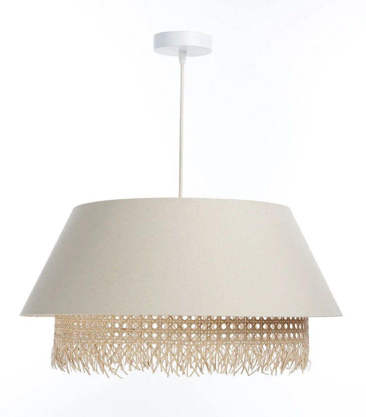 Suspension luminaire crème en tissu beige avec franges en rotin tressé suspendue à une fixation de plafond blanche
