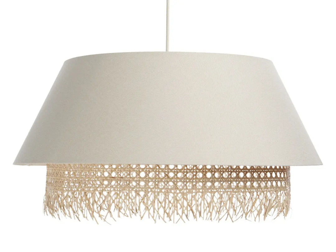 Suspension luminaire crème en tissu crème avec détail en franges en rotin tressé sensei rattan