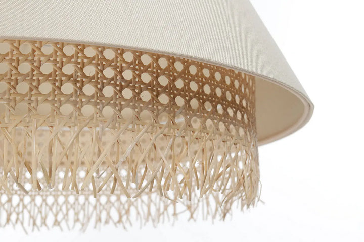 Beige suspension luminaire sensei rattan avec abat-jour en rotin tressé et tissu texturé crème à franges