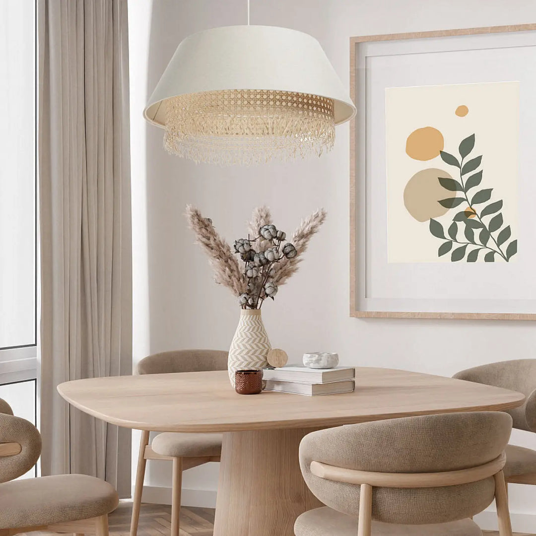 Suspension luminaire crème sensei rattan avec vase céramique beige et blanc tenant herbes de pampas séchées et fleurs de coton